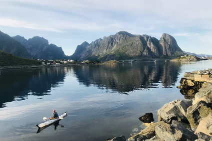 Lofoty. Na skládacím kajaku, který vozíme se sebou, na výpravě do fjordu za přístavem Reine.