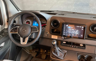 WEINSBERG CaraCompact EDITION [PEPPER] na podvozku Mercedes Benz, pohled na pracoviště řidiče